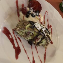 IL RISTORANTINO - Strudel mit Pistaziencreme und Himbeeren in einem Walnuss-Creme-Mantel