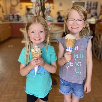 Oh Sweetie - Girls with their ice cream cones and shop in the back. - Ice Cream & Frozen Yogurt Near Me - Williams, Arizona