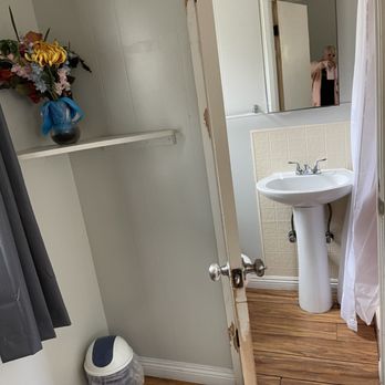 Goldmine Lodge - Small bathroom - however very clean - Hotels Near Me - Big Bear Lake, California