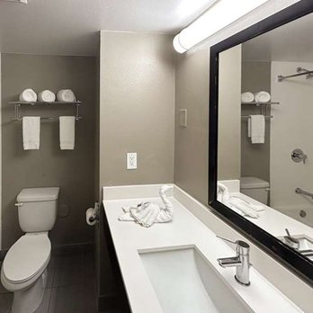 Motel 6 - Carson - Studio Carson CA Bathroom - Hotels Near Me - Carson, California