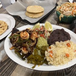 Las Palmas Bakery & Pupusas