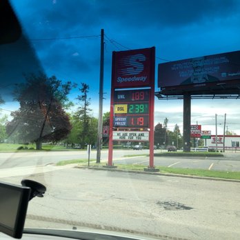 Speedway - a view of a gas station from inside a car - Convenience Stores Near Me - Kalamazoo, Michigan Speedway - a view of a gas station from inside a car - Convenience Stores Near Me - Kalamazoo, Michigan