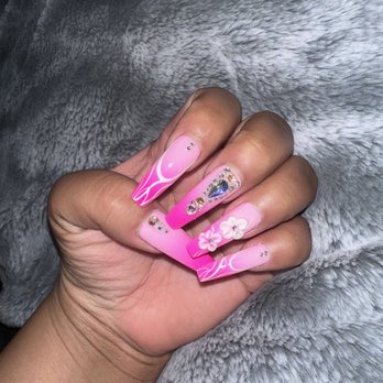 Tulip Nails - Ouu my girl Quy did this set, and when she did she surprised me!  I love this set, she does every set the way I want it too!! - Nail Salons Near Me - Alameda, California