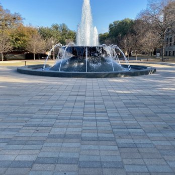Baylor University - Rosenbalm Fountain - Colleges & Universities Near Me - Waco, Texas