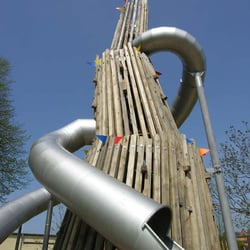 Landesgartenschau 2008 - Coole Rutsche. Wer rutschen will, muss erstmal im Inneren dieses Gebäudes bis nach oben klettern. Durch die engen Durchgänge