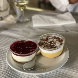 Casa Chico Ze - Berry cheesecake and bolo de bolacha