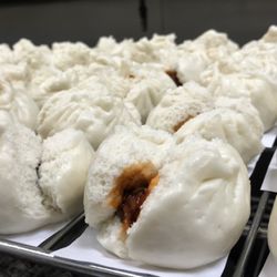 叉燒飽 (BBQ pork buns)