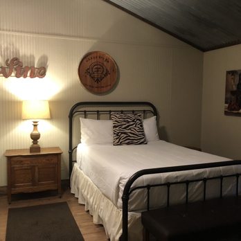 Vineyard Trail Cottages - Two queen size beds. Very comfy - Guest Houses Near Me - Fredericksburg, Texas Vineyard Trail Cottages - Two queen size beds. Very comfy - Guest Houses Near Me - Fredericksburg, Texas
