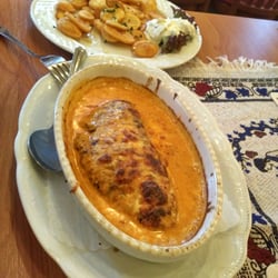 Syrtaki - Bifteki in Metaxasoße, mit Käse überbacken, Knoblauchkartoffeln, Tsatsiki und Salat