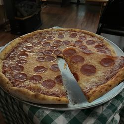 Bloomin'onion Restaurant - Pepperoni pizza