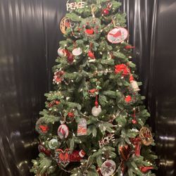 Murdough's Christmas Barn - Cardinal themed tree