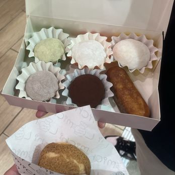 Lomichi - Pistachio, mango, mango cream, chocolate, butter mochi tteok, vanilla cream puff - Desserts Near Me - Sugar Land, Texas Lomichi - Pistachio, mango, mango cream, chocolate, butter mochi tteok, vanilla cream puff - Desserts Near Me - Sugar Land, Texas