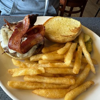 Almost There Restaurant - Hubby liked his bacon burger - American Near Me - Albany, New Hampshire