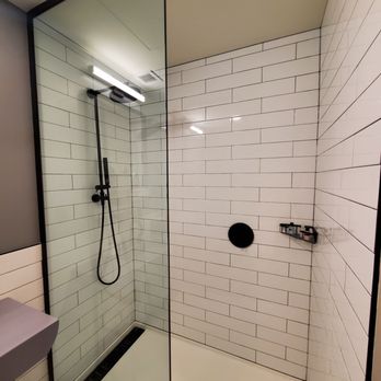 Moxy Portland Downtown - Shower - Hotels Near Me - Portland, Oregon Moxy Portland Downtown - Shower - Hotels Near Me - Portland, Oregon