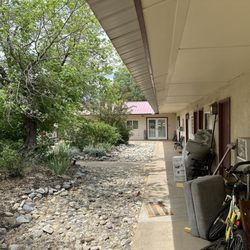 Norwood Inn - Crap all outside the rooms.