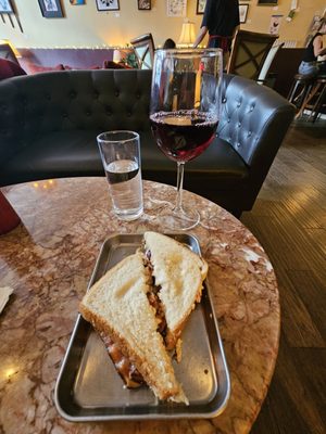 Room for Friends ... a wine bar! by null