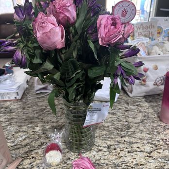 Edible Arrangements - Flowers did not have water and were falling off the stems. This is how we received it..... - Gift Shops Near Me - Moreno Valley, California Edible Arrangements - Flowers did not have water and were falling off the stems. This is how we received it..... - Gift Shops Near Me - Moreno Valley, California