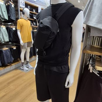 Uniqlo - Mens - Women's Clothing Near Me - Sherman Oaks, California