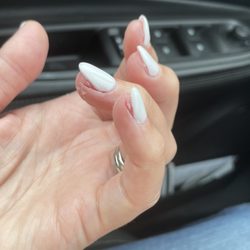 Dianna's Nails Spa - Cut into my skin!!!