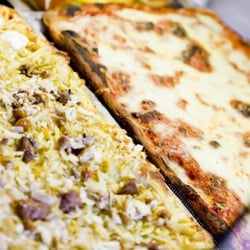 Roqus - Pizza con patate, mozzarella, scaglie di grana, funghi e salsicce