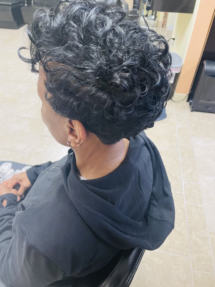 She Cuts Salon Logo