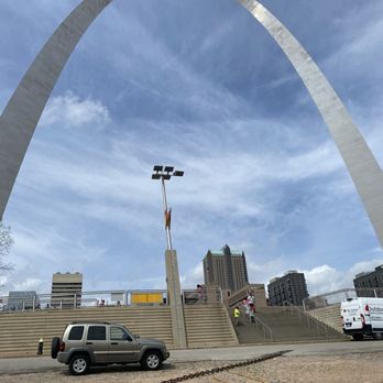 Gateway Arch - View of the arch from the Mississippi River water front looking west. - Landmarks & Historical Buildings Near Me - Saint Louis, Missouri