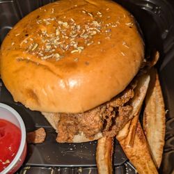 Plant Minage - Sweet and Spicy chickn sandwich. Very crispy and good flavored sauce.