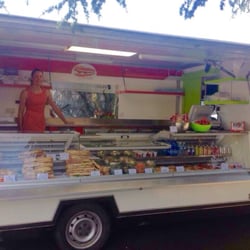 Le P'tit Snack MF - Camion snack avec grande vitrine réfrigérée.