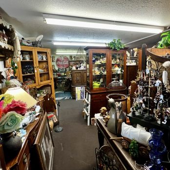 Bear Wallow Antiques & Things - Antiques Near Me - Lakeside, Arizona
