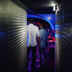 Black Diamond - Couloir pour aller à un petit espace bar d'ancêtres au fond à côté fumoir