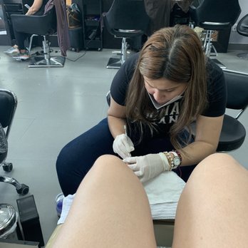Glamour Nails - This is the clueless lady who was doing my pedicure!! DO NOT LET THIS LADY TOUCH YOUR FEET OR HANDS! - Nail Salons Near Me - Doral, Florida