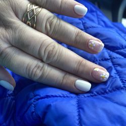 Dip manicure with painted daisies by Lucy.