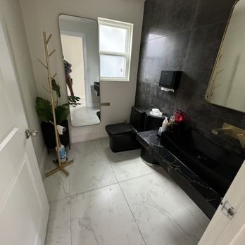 Lashes De Anna - Bathroom - Makeup Artists Near Me - Burbank, California