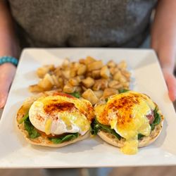 Cafe Arabella - Spinach & tomato Benedict