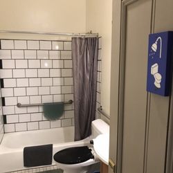 Northwest Portland Guesthouse - Bathroom