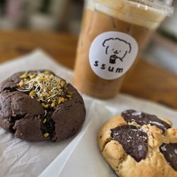 Lotus Cream Top, Pistachio Cookie and Chocolate Chip Cookie