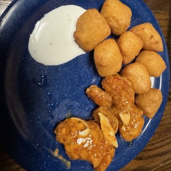 BW's Pub & Grill - Sample of cheese curds and firecracker shrimp - Barbeque Near Me - Ashland, Nebraska