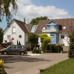 Irmgard Bihlmann Ferienwohnung - Meine FeWo liegt im linken Gebäudeteil mit Südbalkon, der hier sichtbare Balkon gehört zur größeren FeWo.