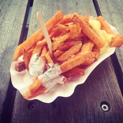 Cachanga - Süßkartoffelpommes mit Kürbis-Chili- und Knoblauch-Joghurt-Dip