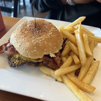 El Cuscatlan Restaurant - BBQ burger - Salvadoran Near Me - Hercules, California