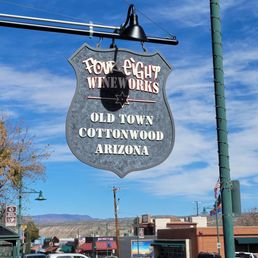 a sign for the town of cottonwood