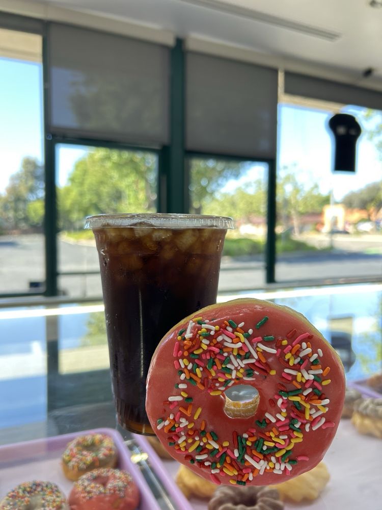 Happy Donuts - De Anza Logo