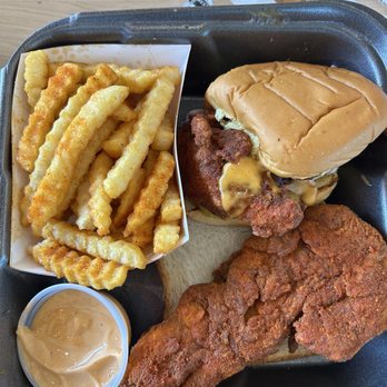 Dave's Hot Chicken - Dry chicken tender and small slider with barely any chicken - Chicken Shop Near Me - Goodyear, Arizona