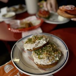 Loveski - Smoked white fish bagel