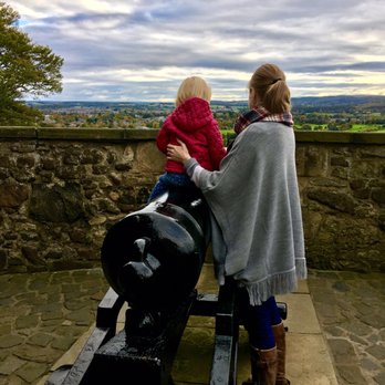 Stirling Castle - Enjoying some castle views with friends - Castles Near Me - Scotland, STG Stirling Castle - Enjoying some castle views with friends - Castles Near Me - Scotland, STG