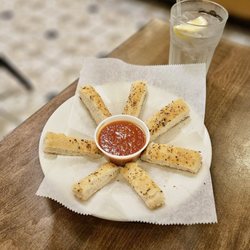 Gino's of Manhasset - Complimentary bread sticks