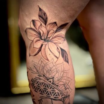 County Line Ink - Black and grey flower in knee ditch - Tattoo Near Me - Lincoln, California