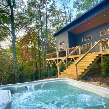 Cabin Hosts - Mountain Top Retreat, 2 bed/2bath, dog friendly rental in Hendersonville - Vacation Rentals Near Me