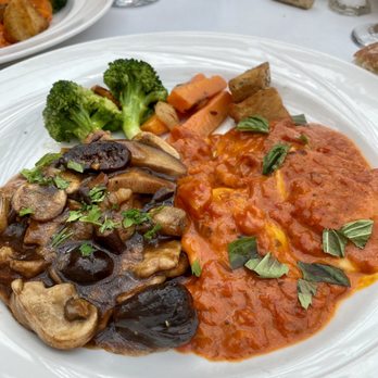 Il Castello - Homemade ravioli with vodka sauce and veal scarpariello with mushrooms - Italian Near Me - Mamaroneck, New York Il Castello - Homemade ravioli with vodka sauce and veal scarpariello with mushrooms - Italian Near Me - Mamaroneck, New York