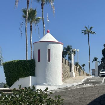 Hotel Las Brisas Acapulco - Security tower, one of many on this large property. - Hotels Near Me - Acapulco, GRO Hotel Las Brisas Acapulco - Security tower, one of many on this large property. - Hotels Near Me - Acapulco, GRO
